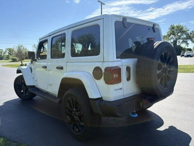 Used 2022 Bright White Clearcoat Jeep Unlimited Sahara image 8