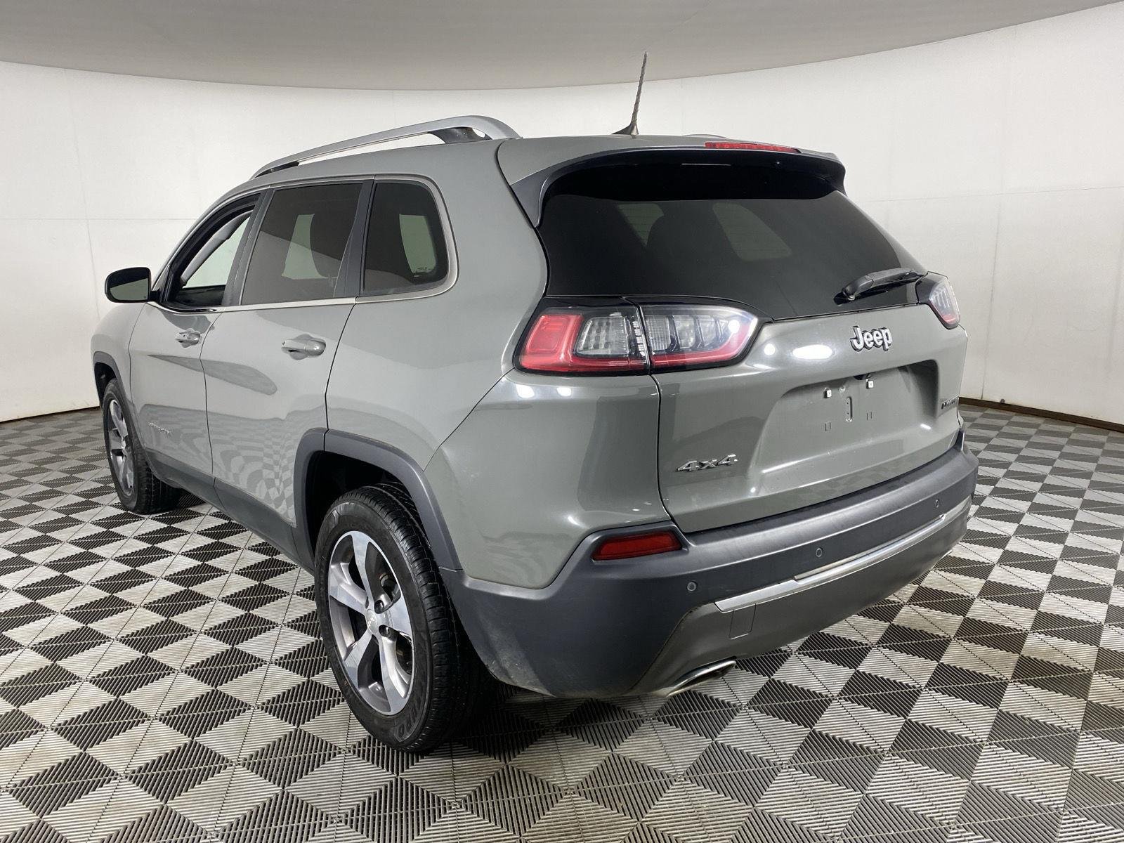 Used 2019 Sting-Gray Clearcoat Jeep Limited image 14