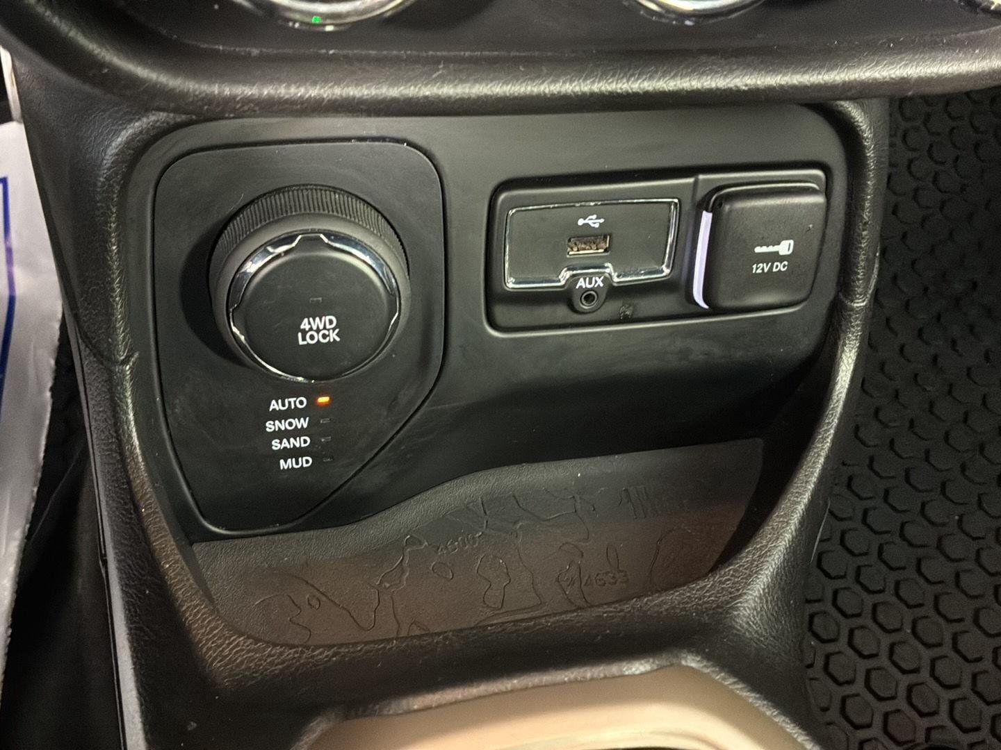 Used 2017 Granite Crystal Metallic Clearcoat Jeep Latitude image 33