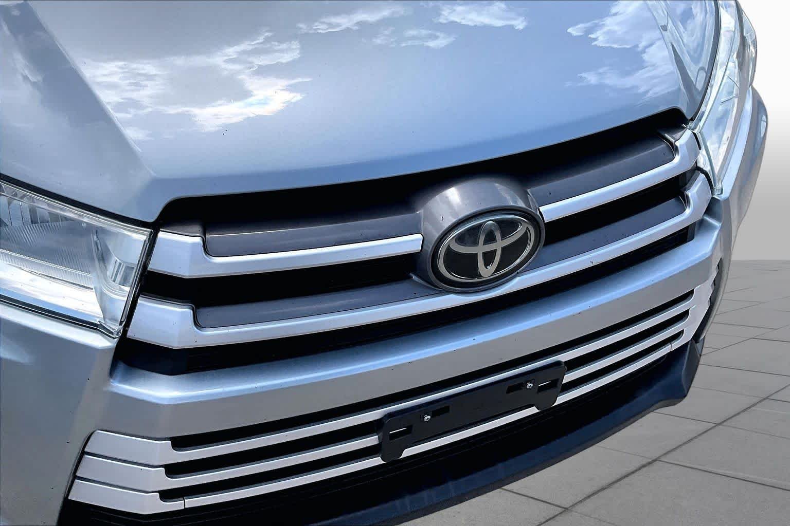 Used 2018 Celestial Silver Metallic Toyota XLE image 30