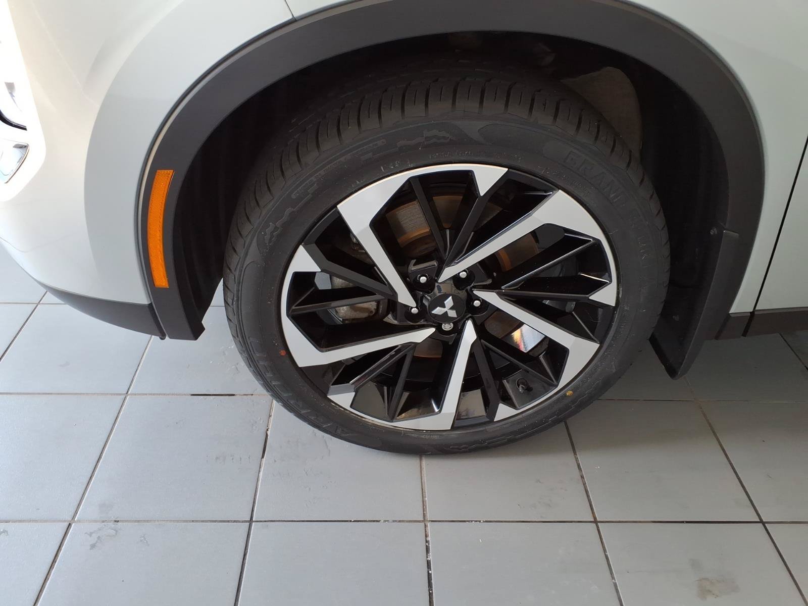 Used 2024 Alloy Silver Metallic Mitsubishi SE image 9