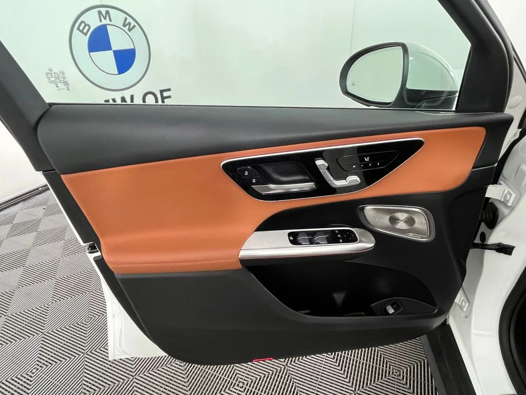 Used 2025  Mercedes-Benz GLC 300 image 27
