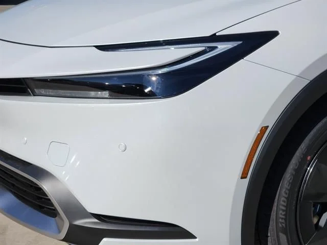 New 2026 Wind Chill Pearl <sup>1</sup> Toyota  SE image 5