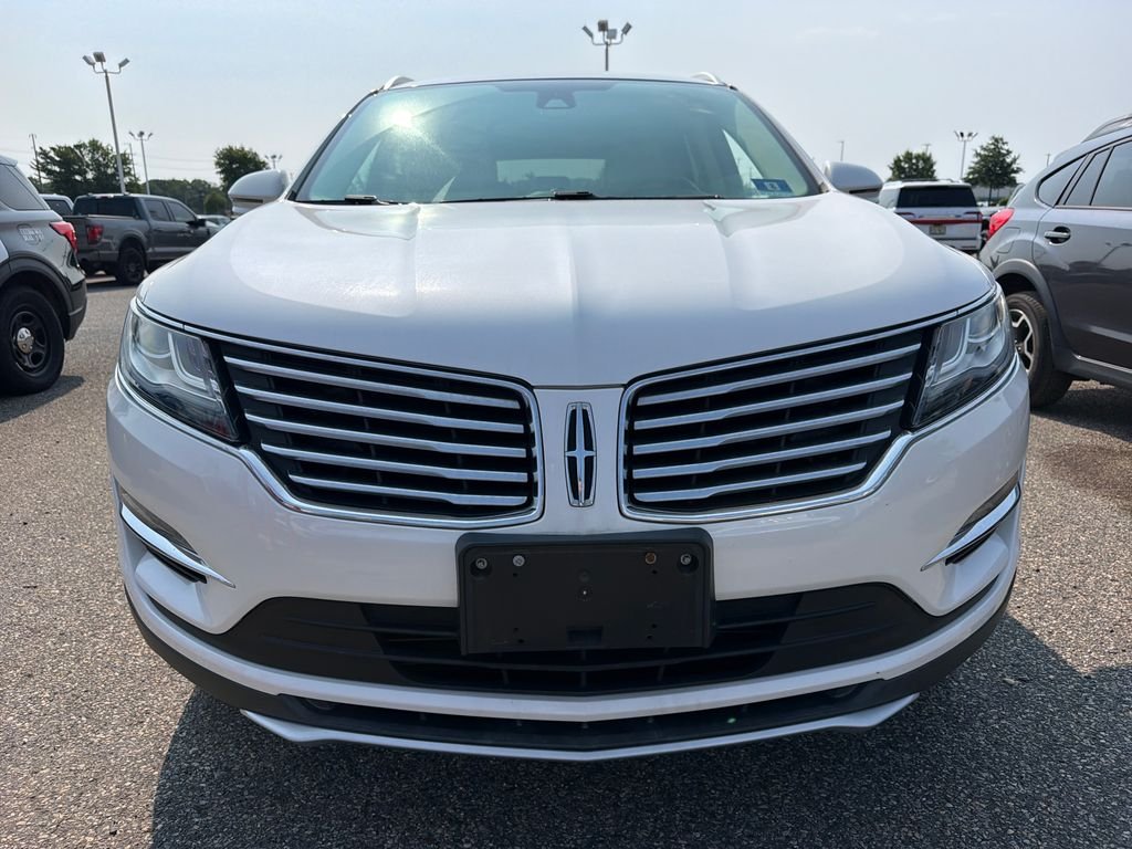 Used 2018 White Platinum Clearcoat Metallic Lincoln Reserve image 3