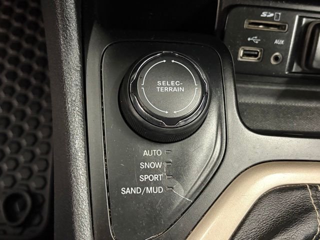 Used 2016 Silver Jeep Latitude image 28