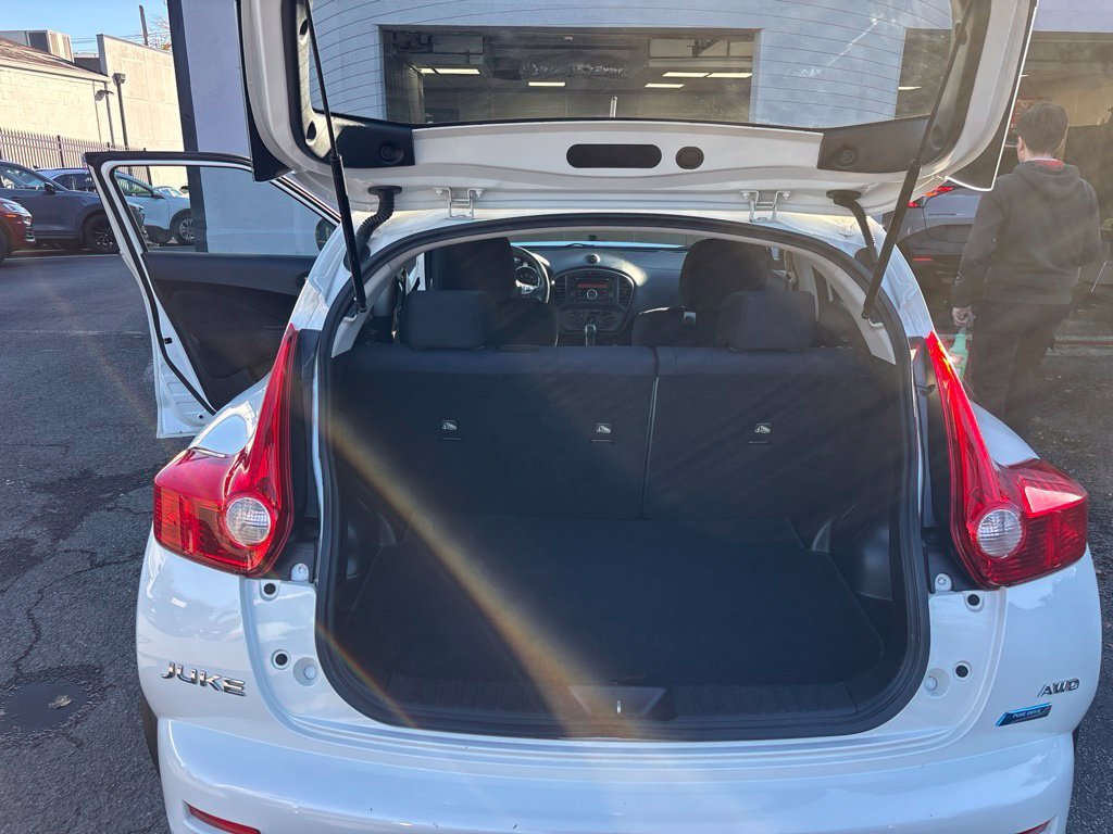 Used 2014 White Nissan S image 22