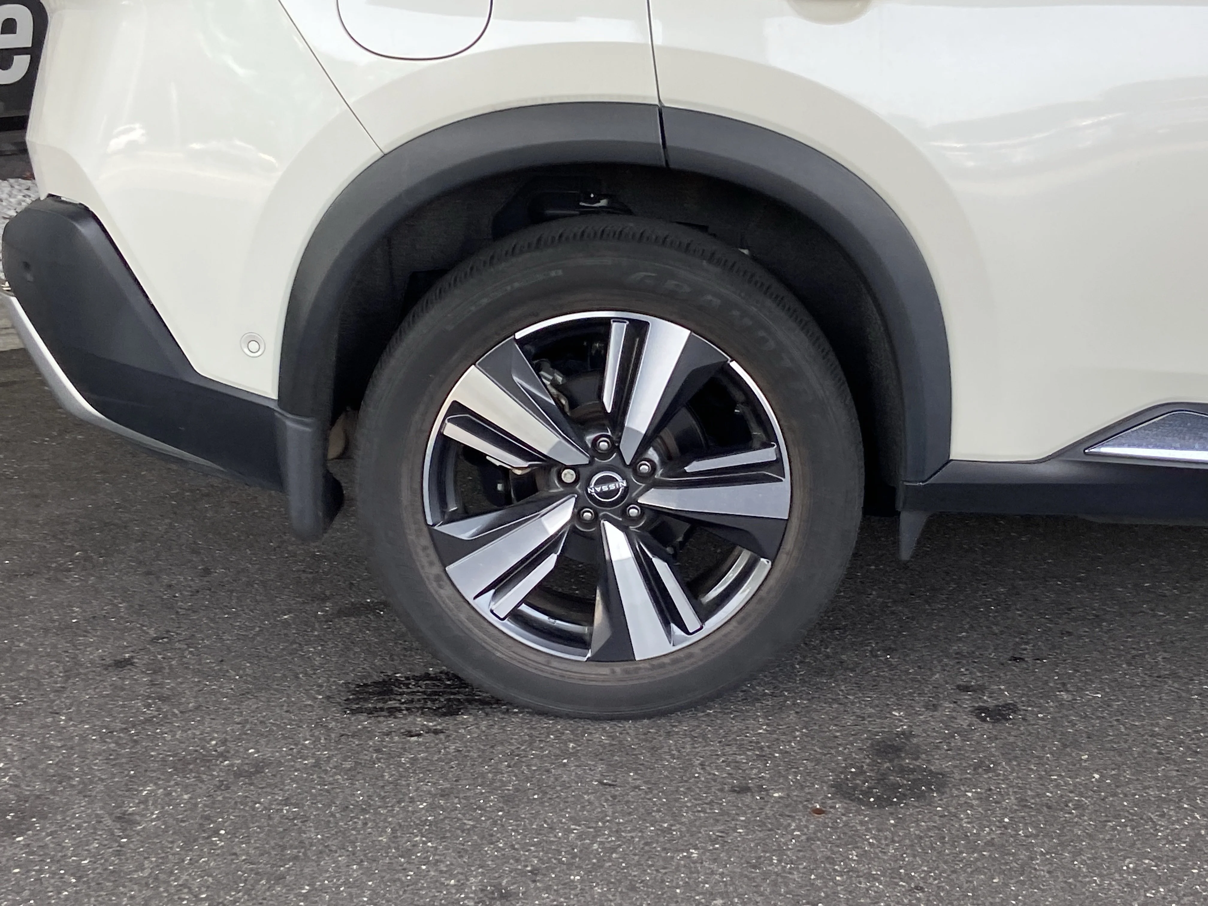 Used 2022 Pearl White Tricoat Nissan  image 9