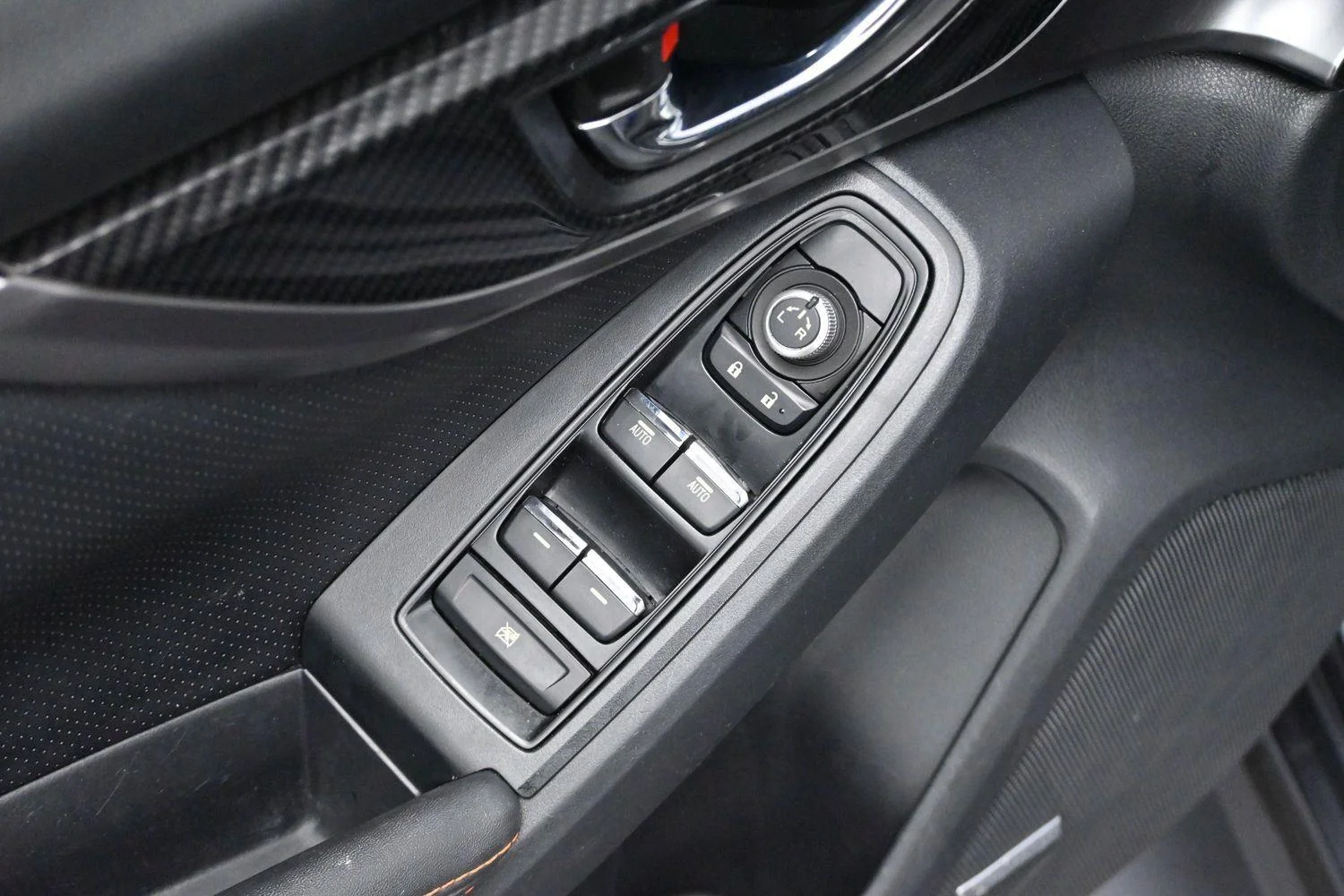 Used 2019 Dark Gray Metallic Subaru Limited image 10