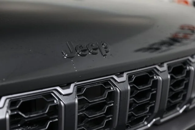 New 2026 Diamond Black Crystal Pearl-Coat Exterior Paint Jeep Altitude image 23