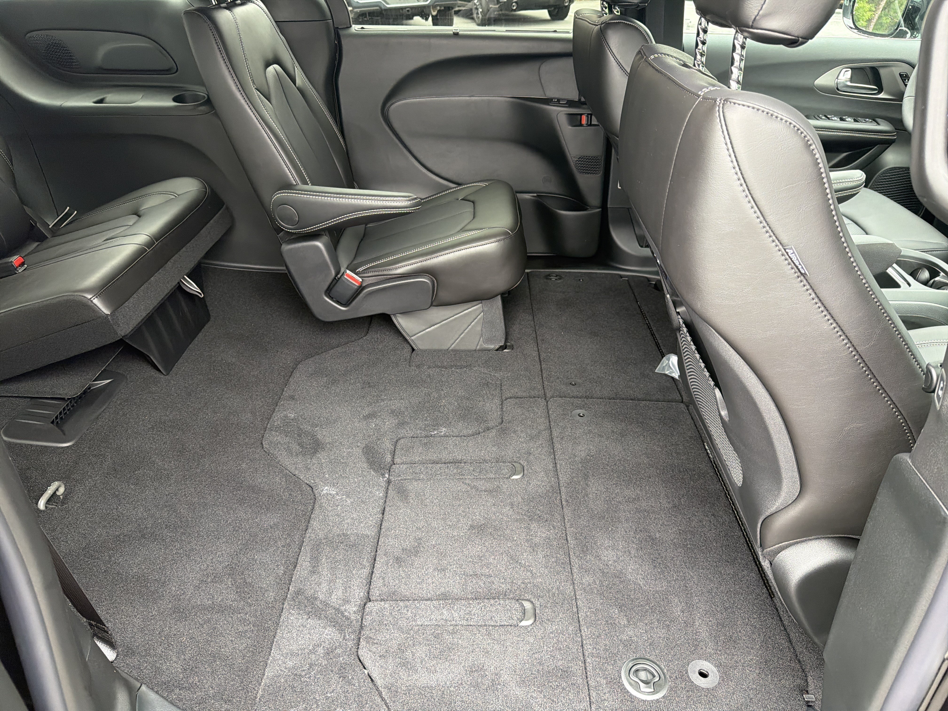 New 2027 Diamond Black Crystal Pearl-Coat Paint Chrysler Select image 18