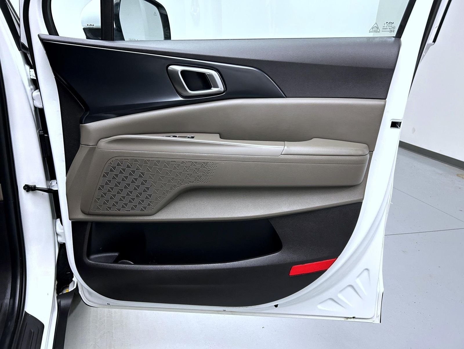 Used 2025 White Kia LXS image 16