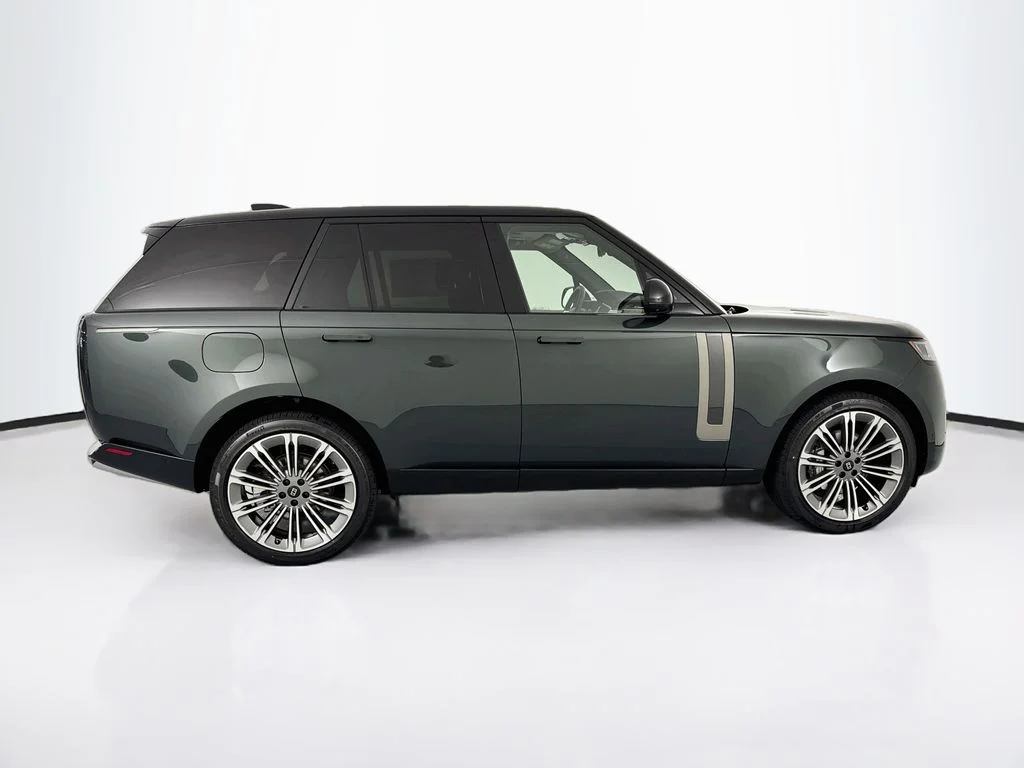 New 2027 Belgravia Green Land Rover SE image 4
