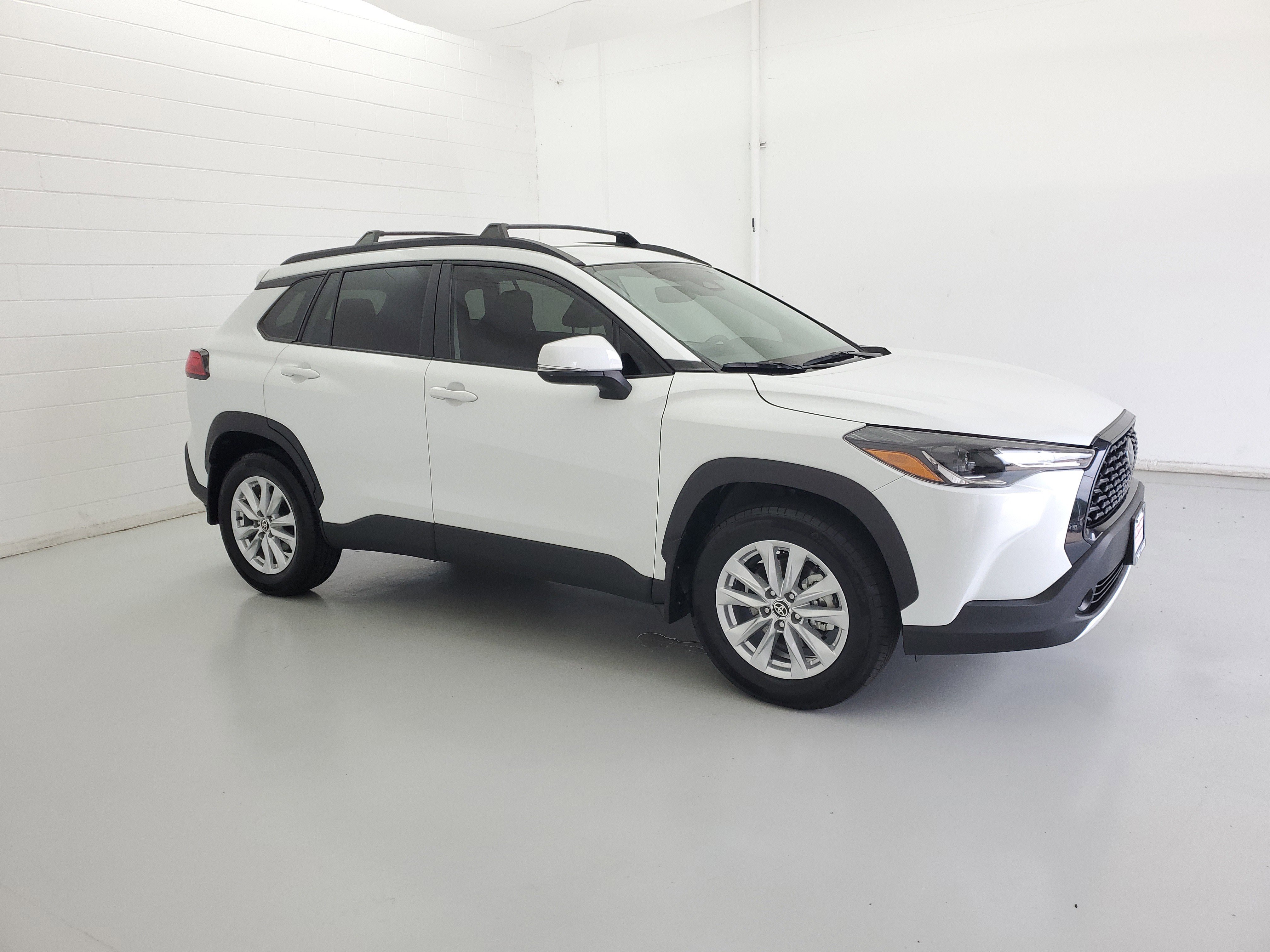 Used 2024 Wind Chill Pearl Toyota LE image 4