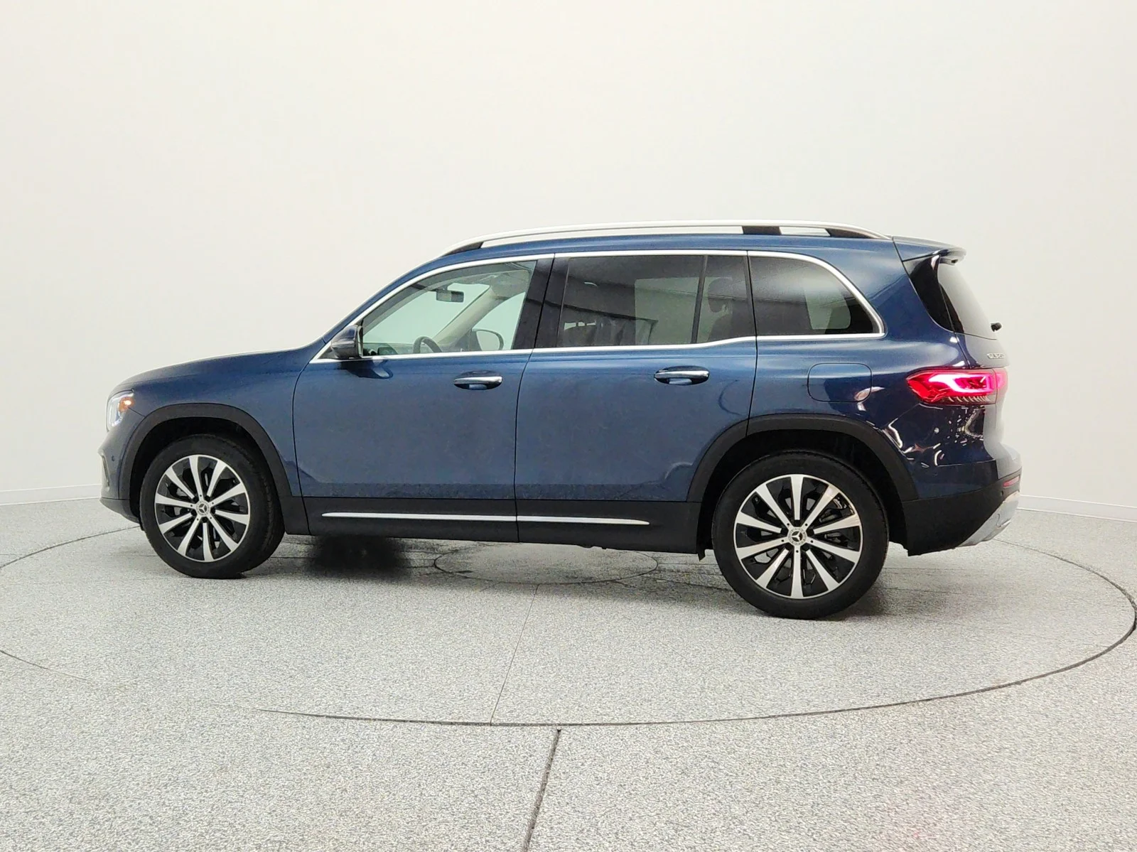 Used 2022 Denim Blue Metallic Mercedes-Benz GLB 250 SUV image 8