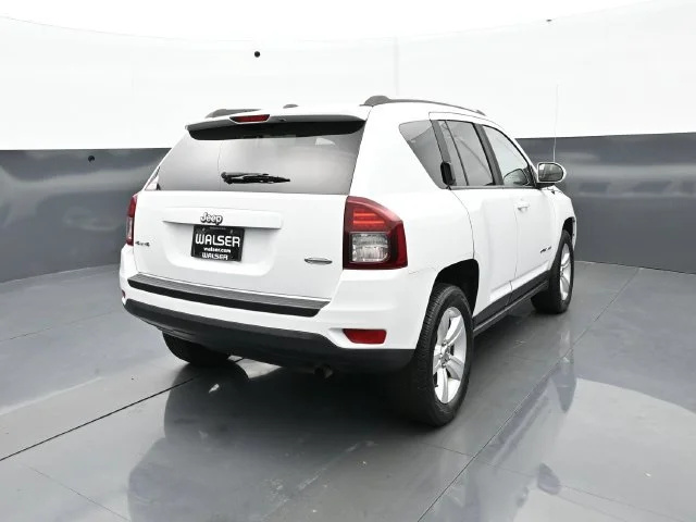 Used 2016 Bright White Clearcoat Jeep Latitude image 6