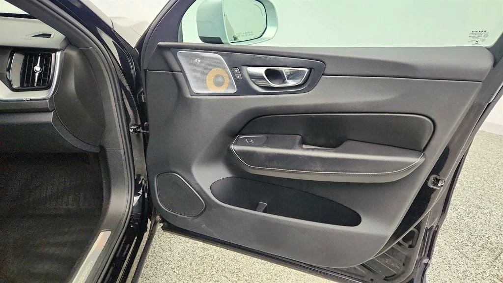 Used 2018 Onyx Black Metallic Volvo T6 AWD R-Design w/ Convenience/Advanced Pkgs + 4 Corner Air Susp image 26