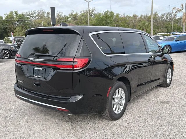 New 2026 Diamond Black Crystal Pearl-Coat Exterior Paint Chrysler Select image 4