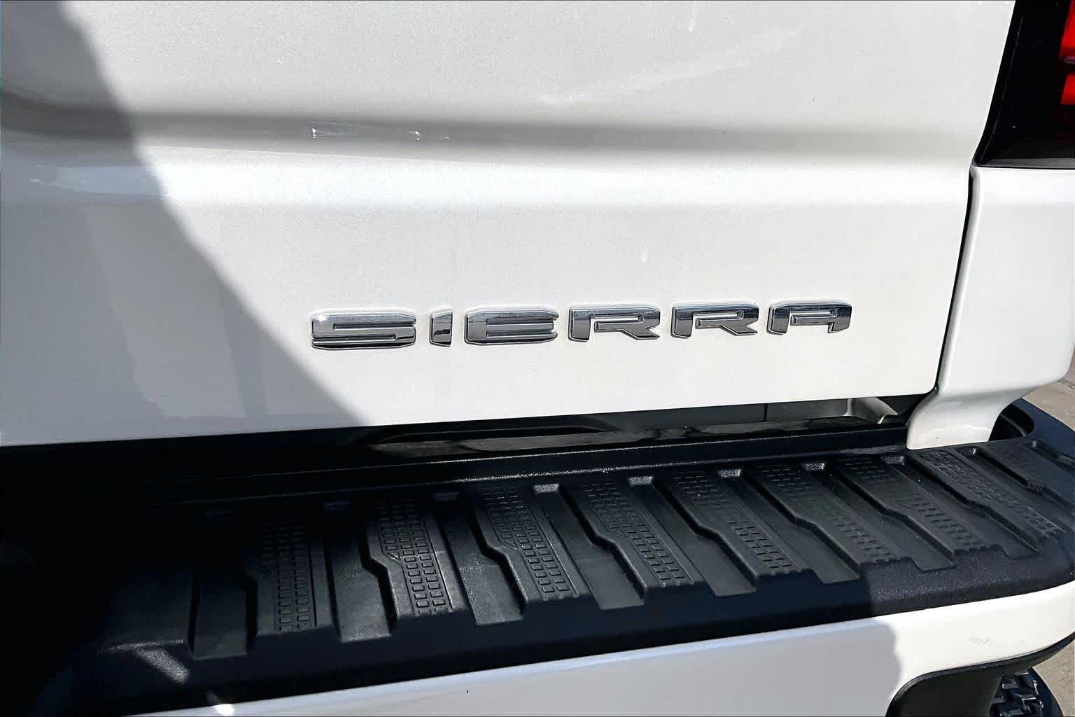 Used 2022 White Frost Tricoat GMC Denali image 10