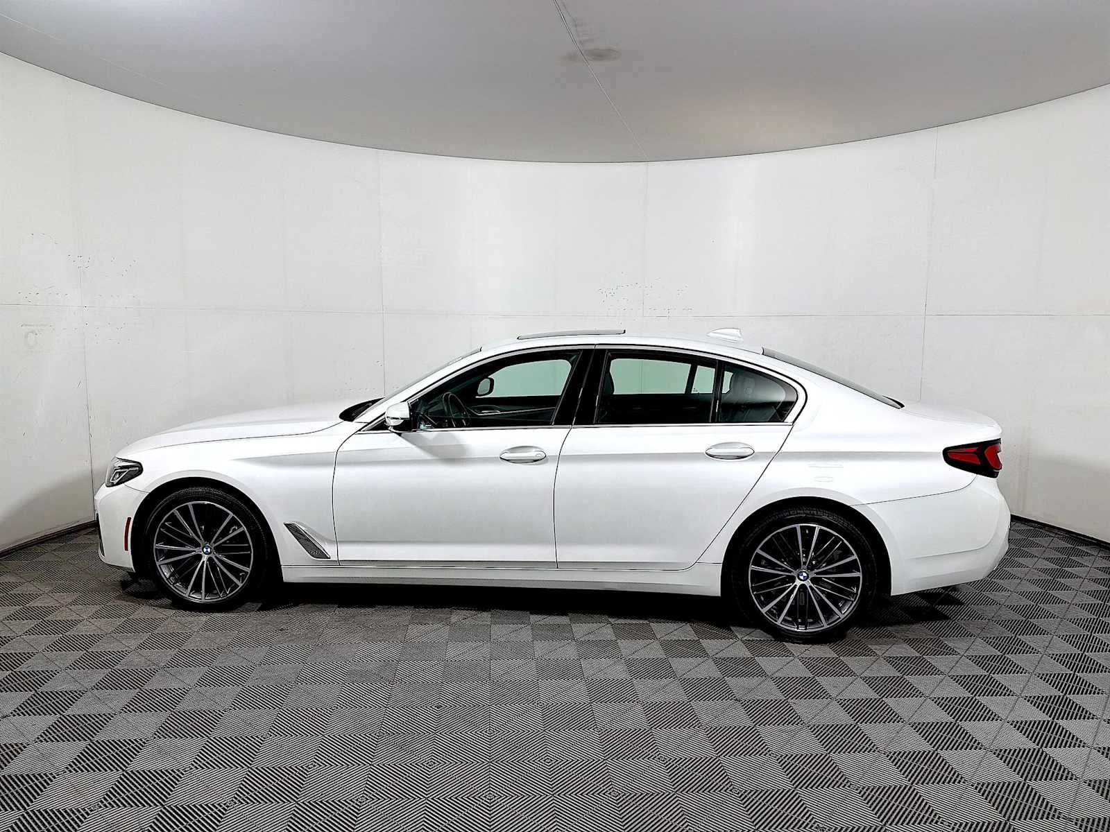 2023 BMW 5 Series 540i - Photo 4