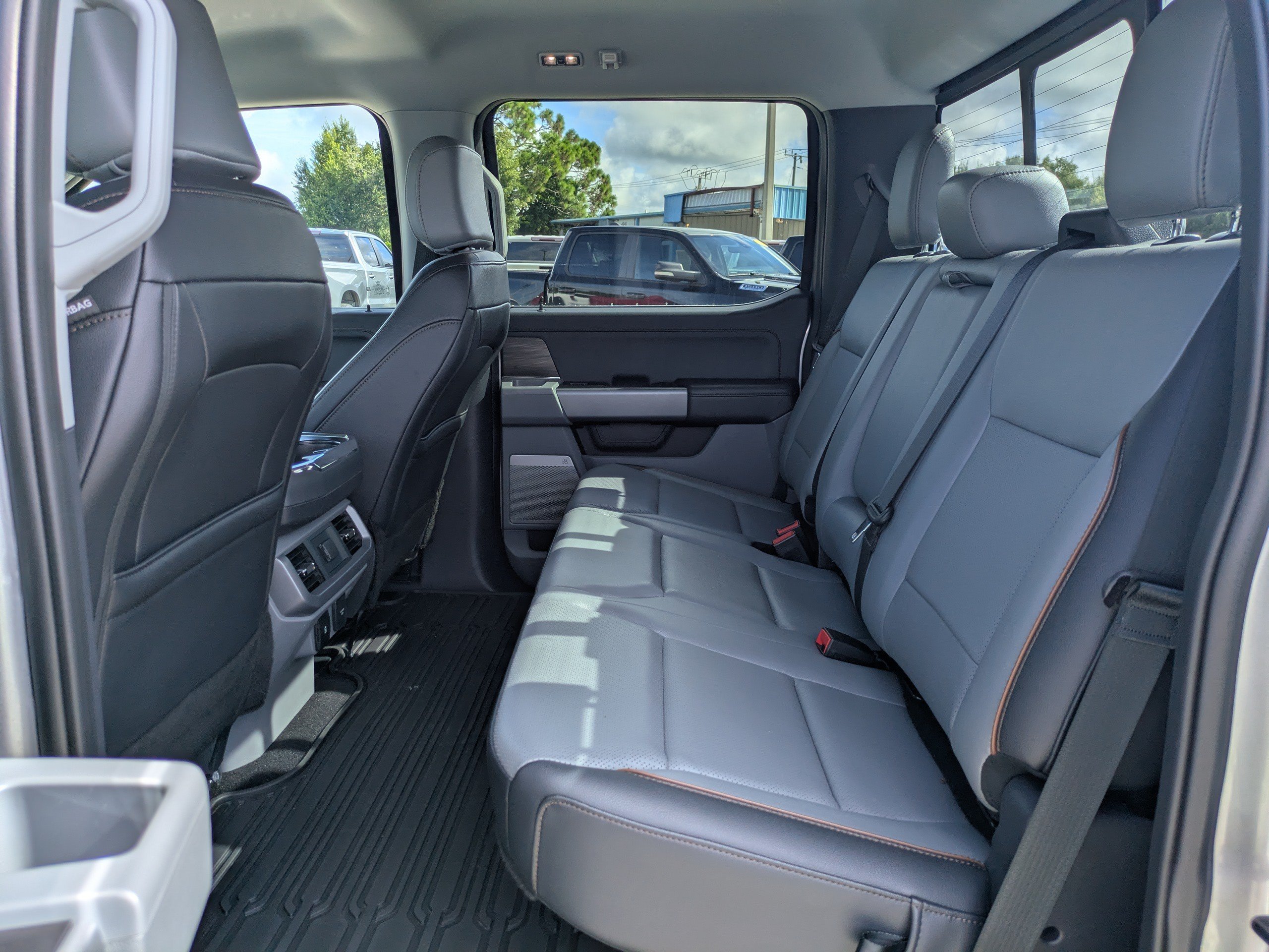 Used 2025 Silver Ford LARIAT image 13