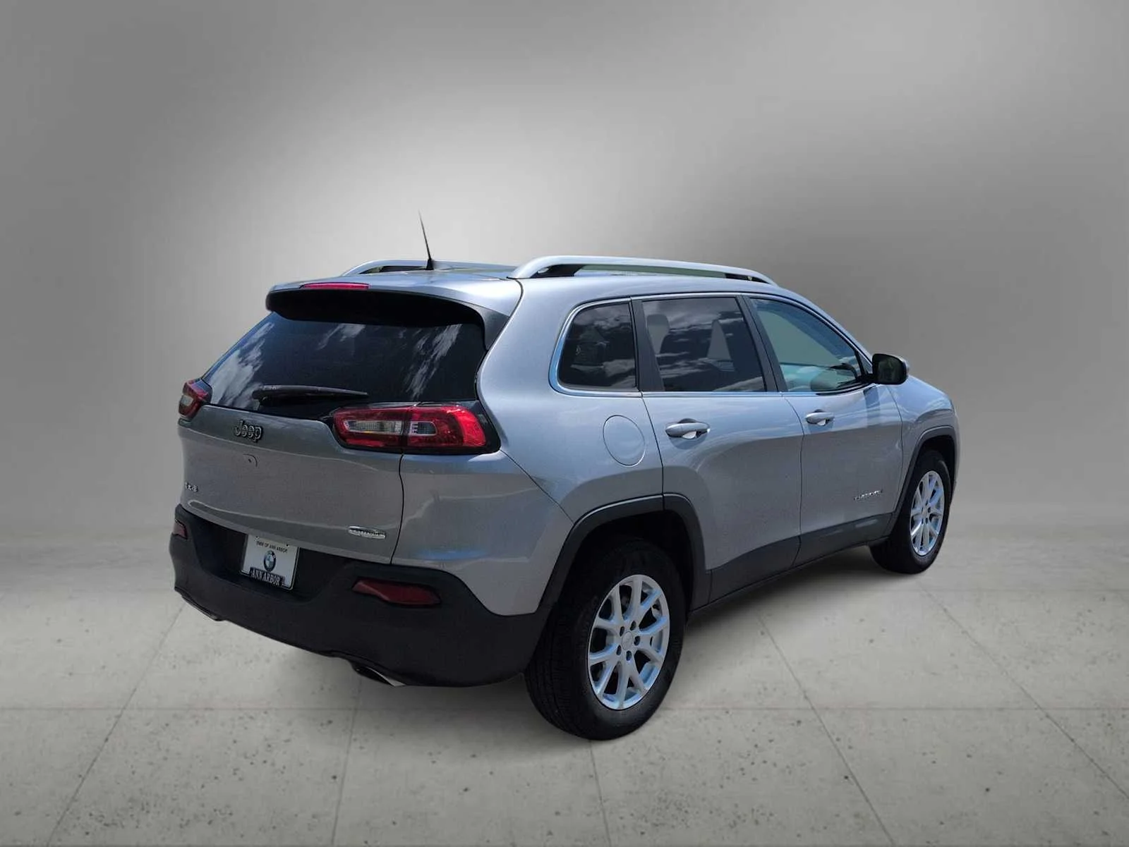 Used 2016 Billet Silver Metallic Clearcoat Jeep Latitude image 8