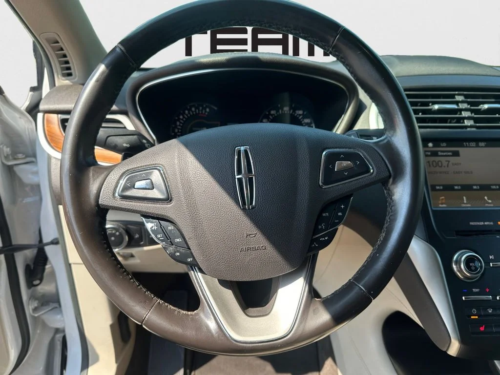 Used 2017 White Lincoln Select image 18