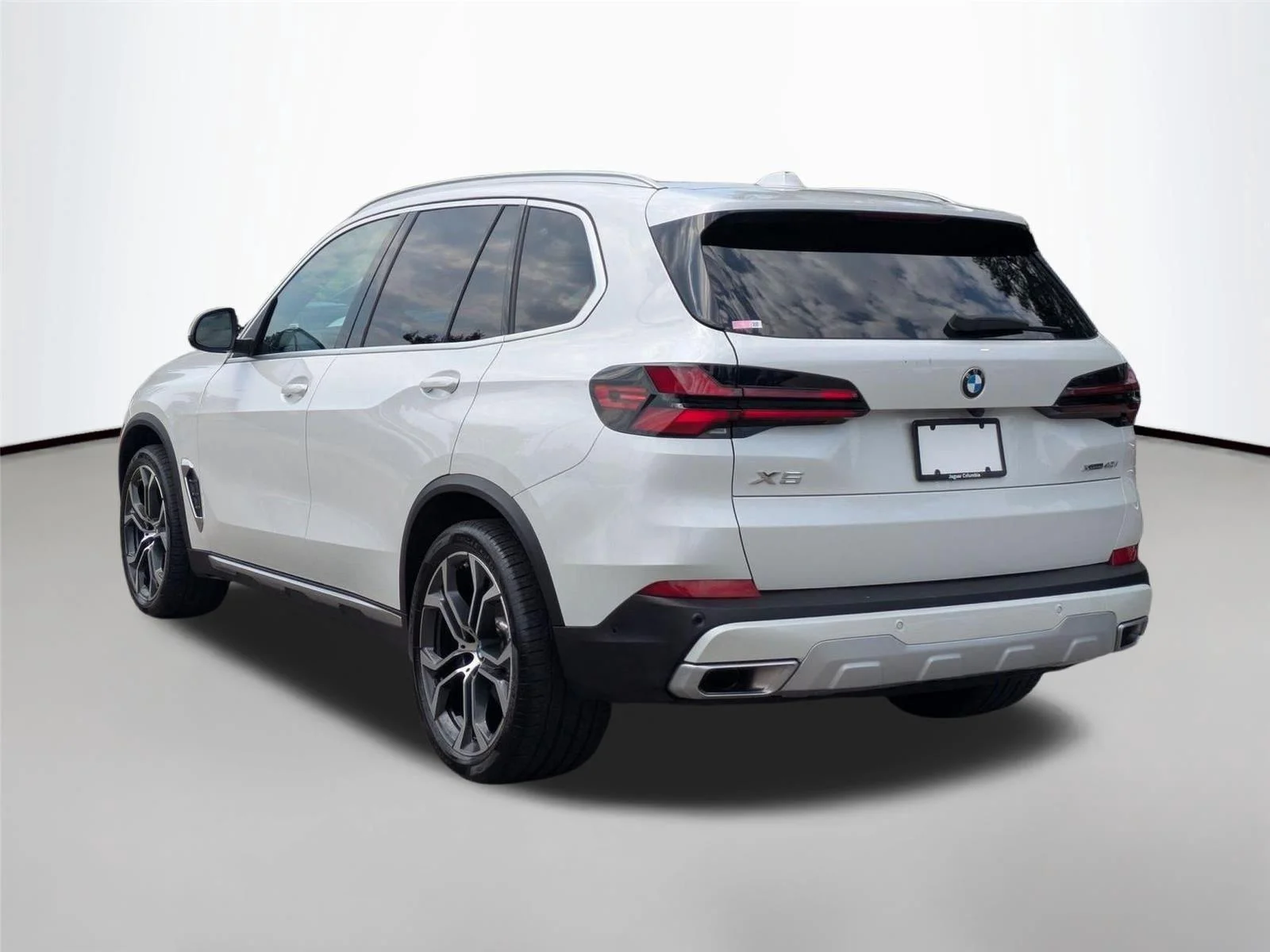 Used 2025 Mineral White Metallic BMW xDrive40i image 7