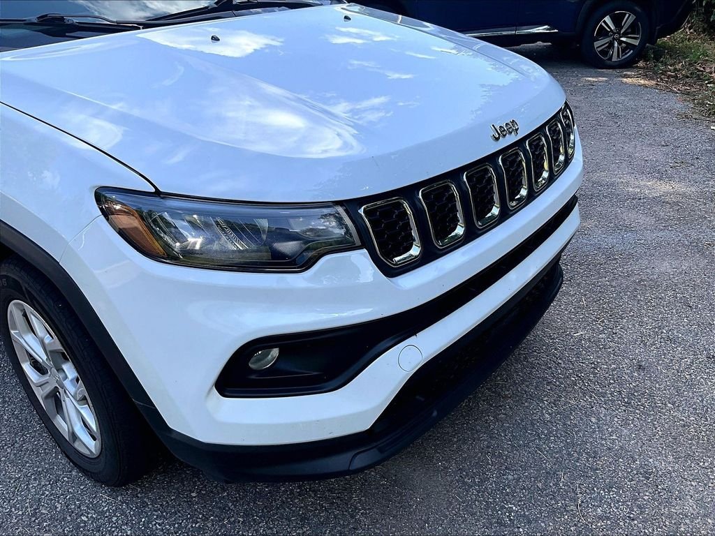 Used 2024 White Jeep Latitude image 8
