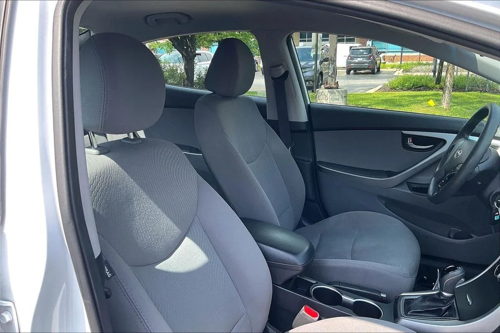 Used 2015 White Hyundai SE image 7