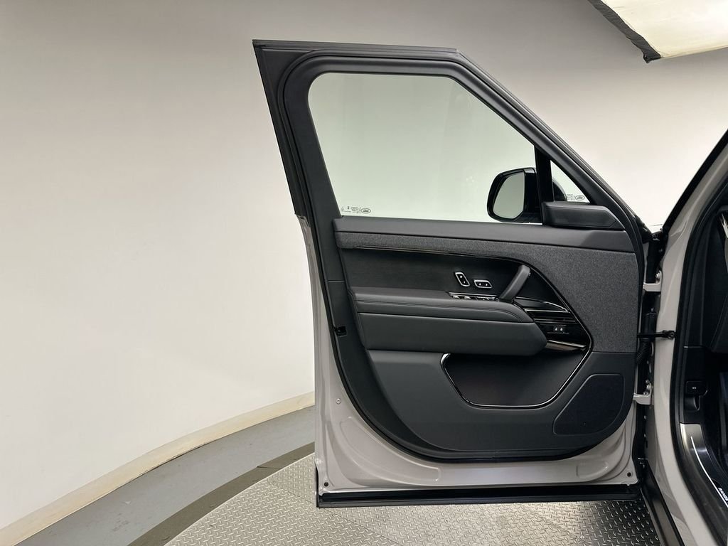 New 2026 Borasco Grey Land Rover Dynamic SE image 9