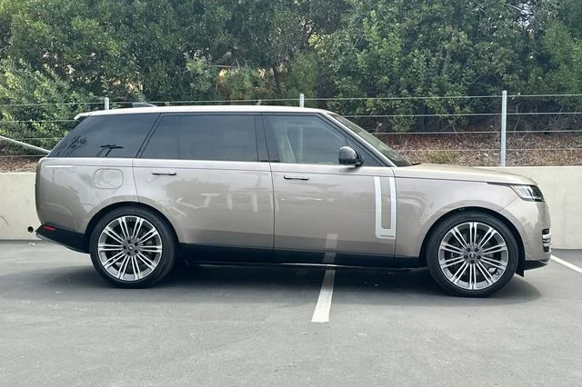 Used 2023 Lantau Bronze Metallic Land Rover Autobiography image 6
