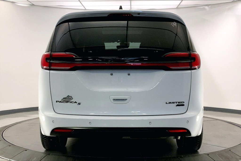Used 2024 Bright White Clearcoat Chrysler Limited image 3