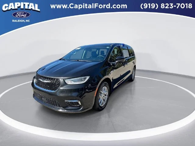 Used 2023 Black Chrysler Touring L image 4