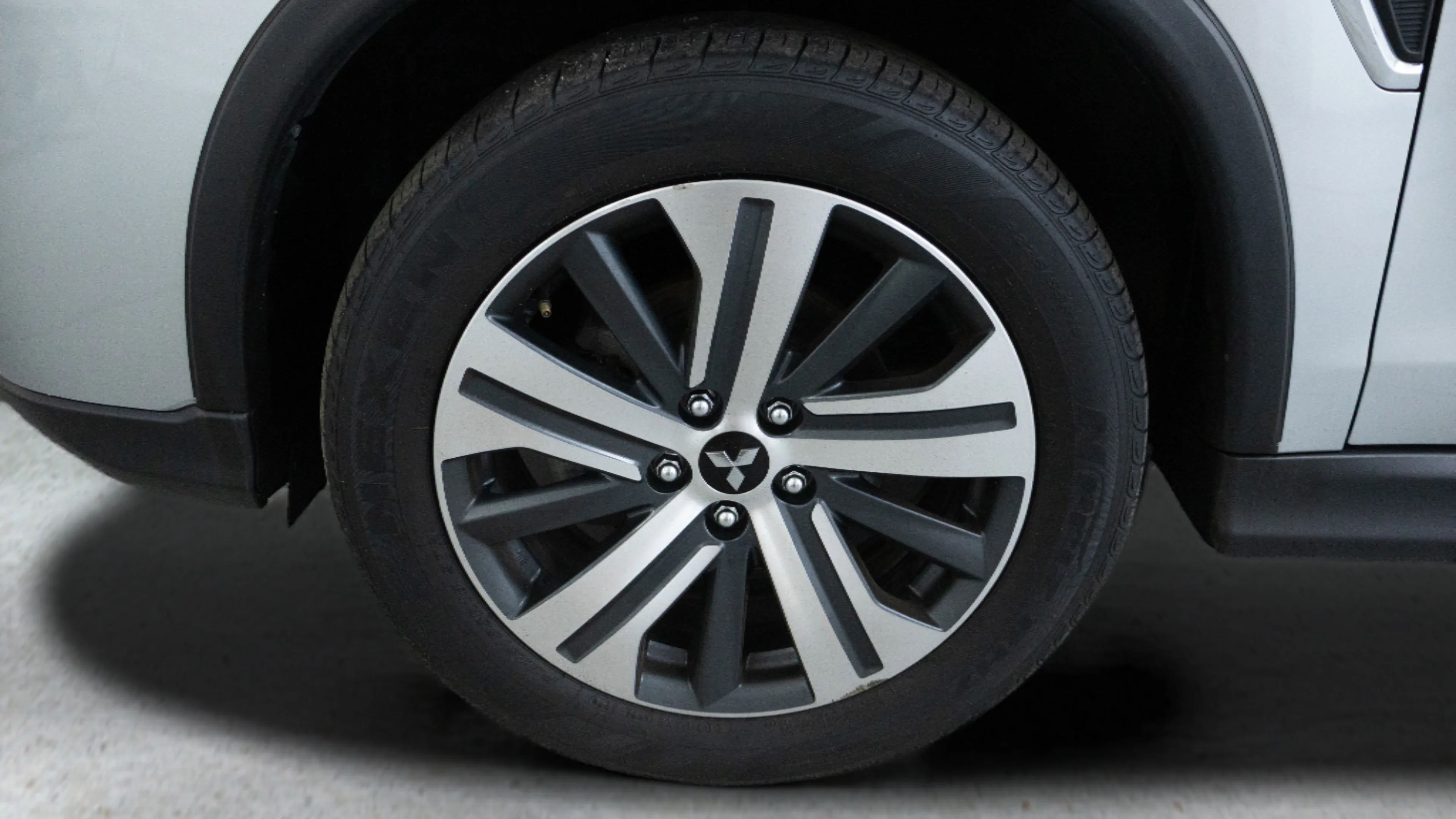 Used 2024 Silver Mitsubishi S image 9