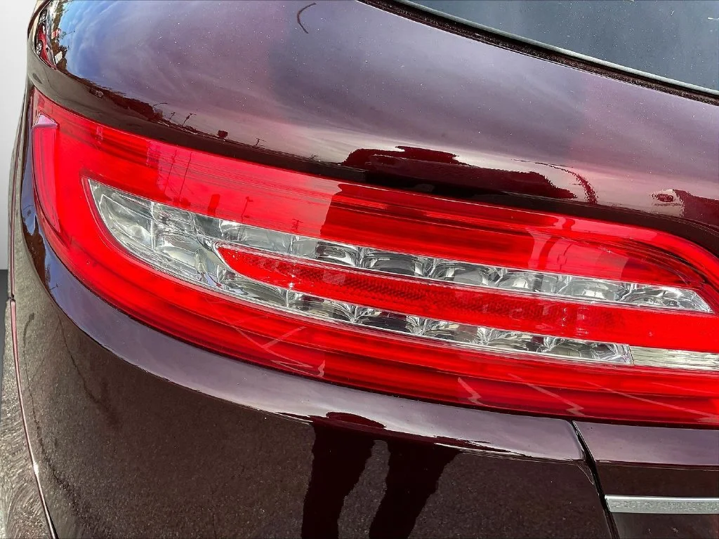 Used 2019 Burgundy Lincoln Reserve image 23
