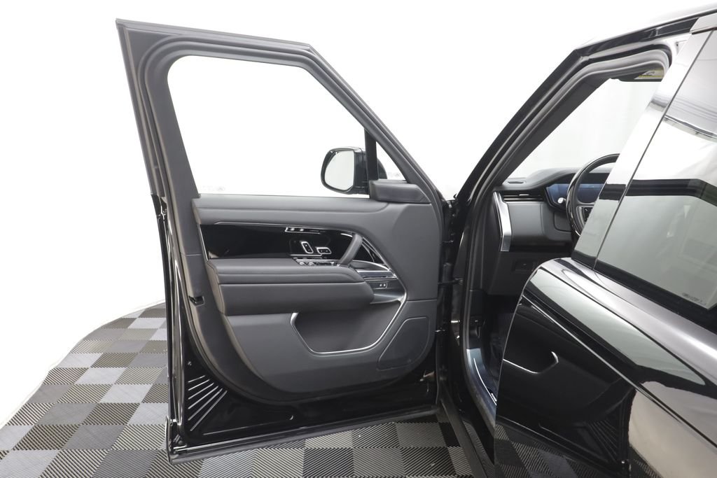 New 2026 Santorini Black LAND ROVER SE LWB 7-Seats / V8 image 6