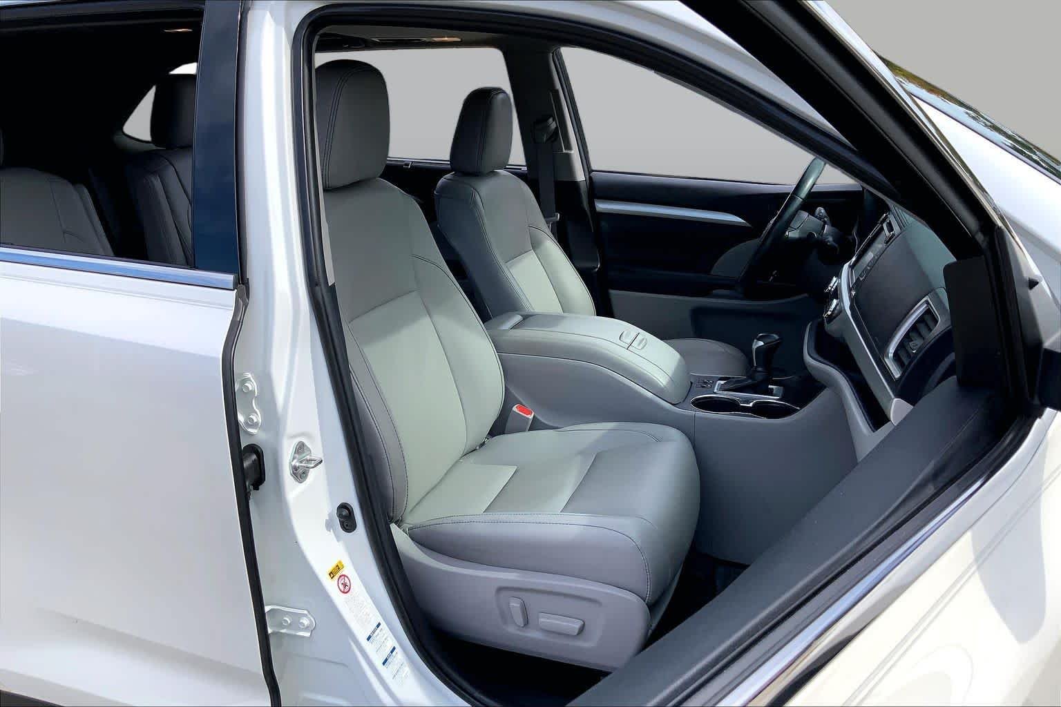 Used 2019 Blizzard Pearl Toyota XLE image 9
