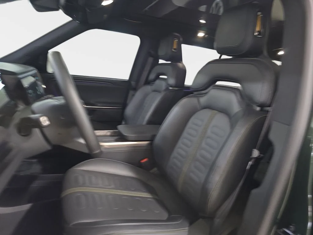 Used 2026  Rivian  image 17
