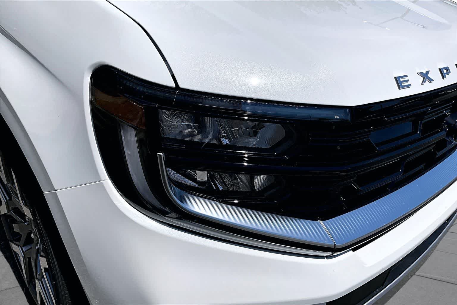 New 2026 Star White Metallic Tri-Coat Ford MAX Platinum® image 13