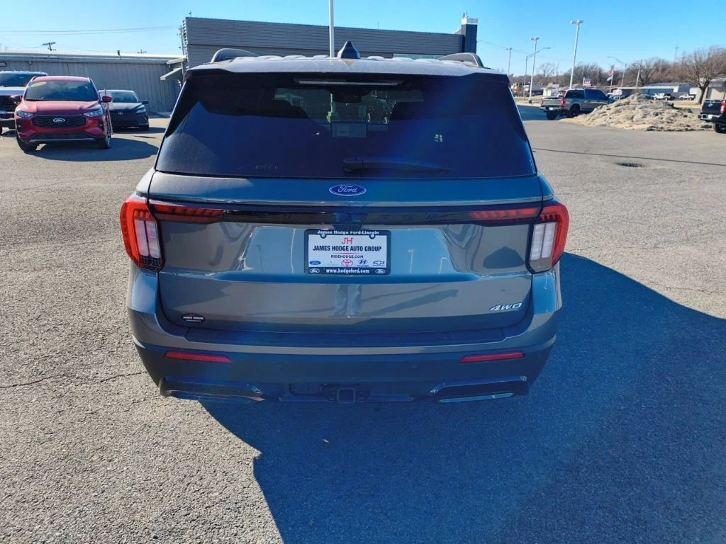 New 2026 Carbonized Gray Metallic Ford ST-Line image 4