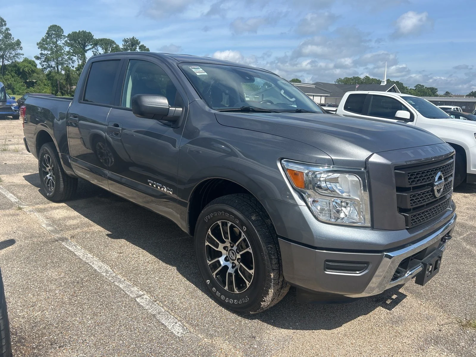 2022 Nissan Titan SV 4X4 Crew Cab's photo