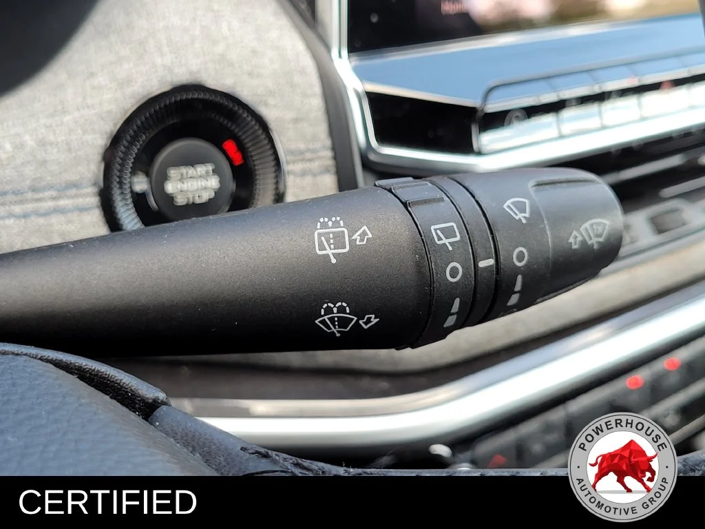 Used 2024 White Jeep Latitude image 31