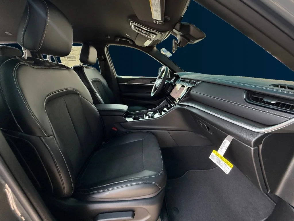 New 2027 Gray Jeep Laredo Altitude image 17