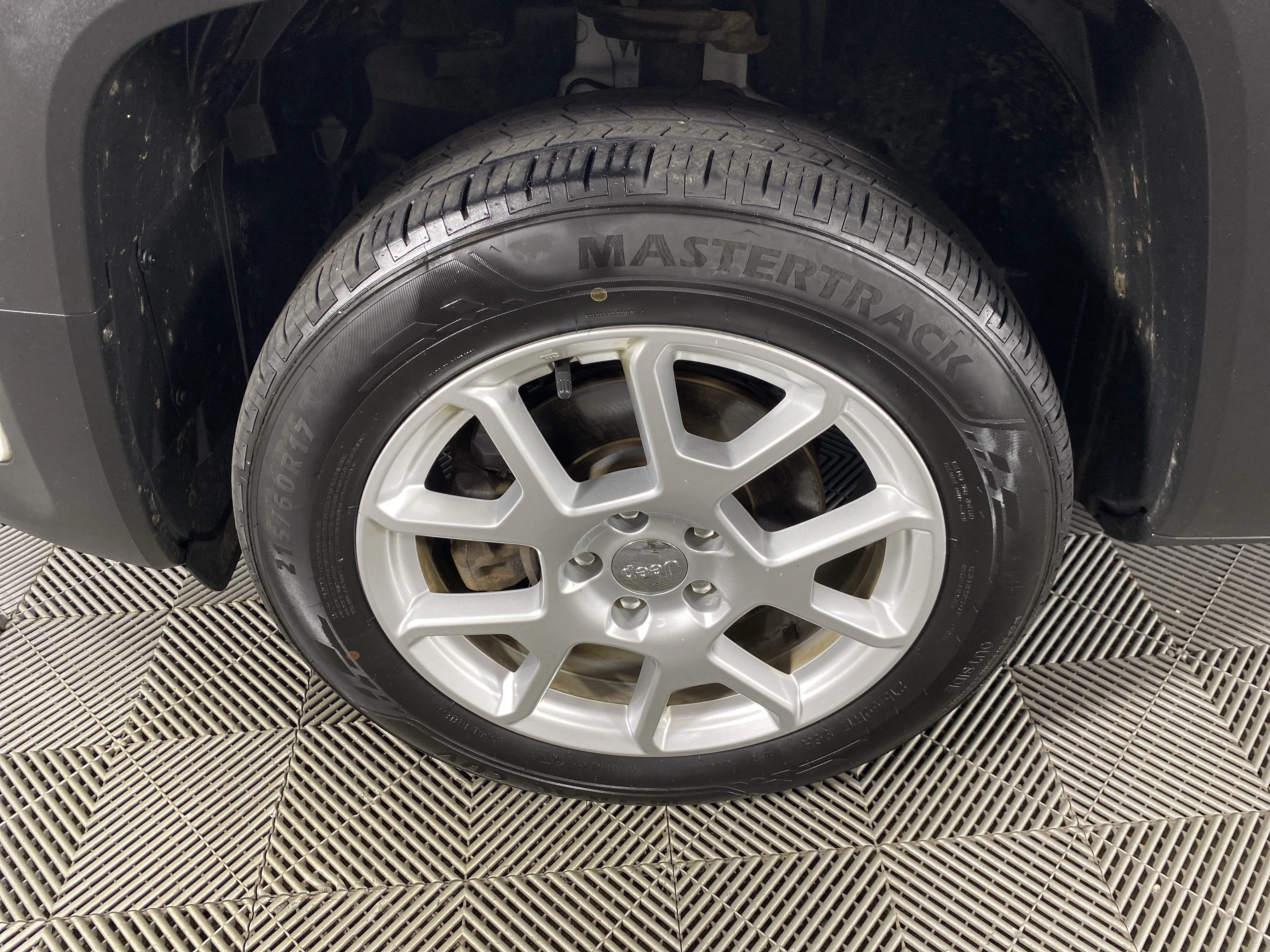 Used 2020 Alpine White Clearcoat Jeep Latitude image 13