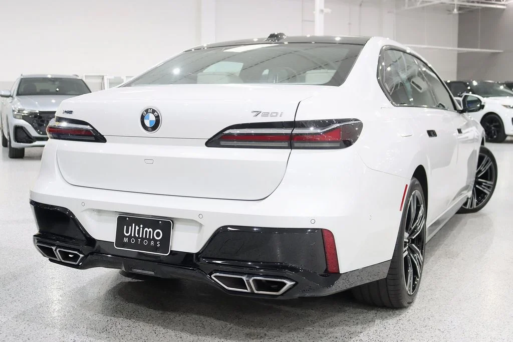 Used 2024 White BMW 760i xDrive image 12