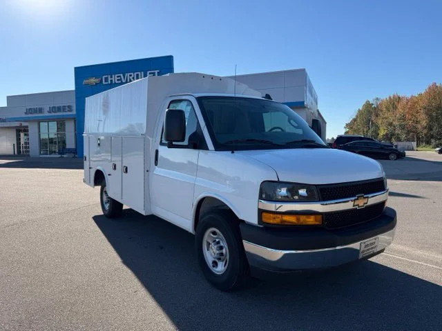 New 2026 Summit White Chevrolet 1WT image 2
