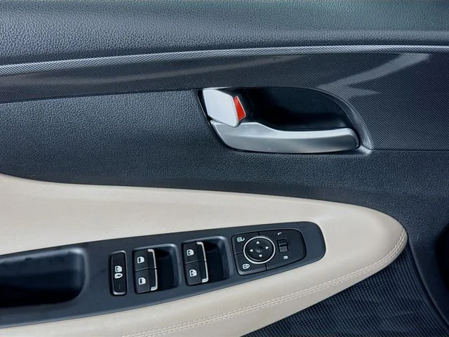 Used 2023 White Hyundai SEL image 18