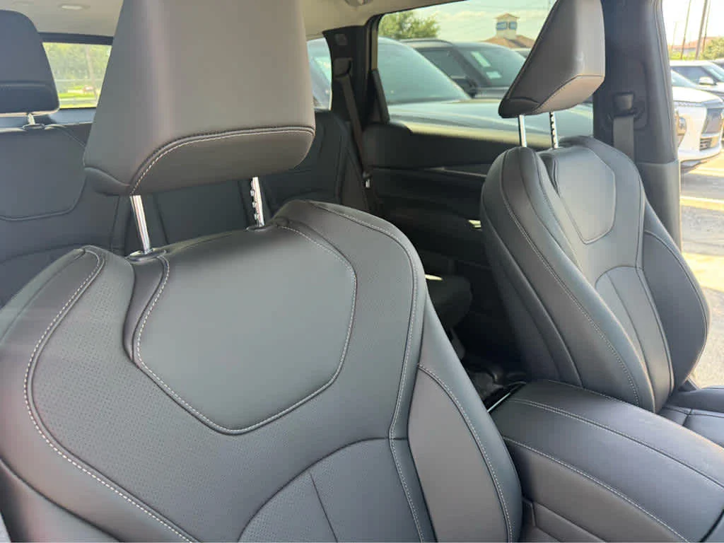 New 2027 RADIANT WHITE INFINITI Luxe FWD image 9