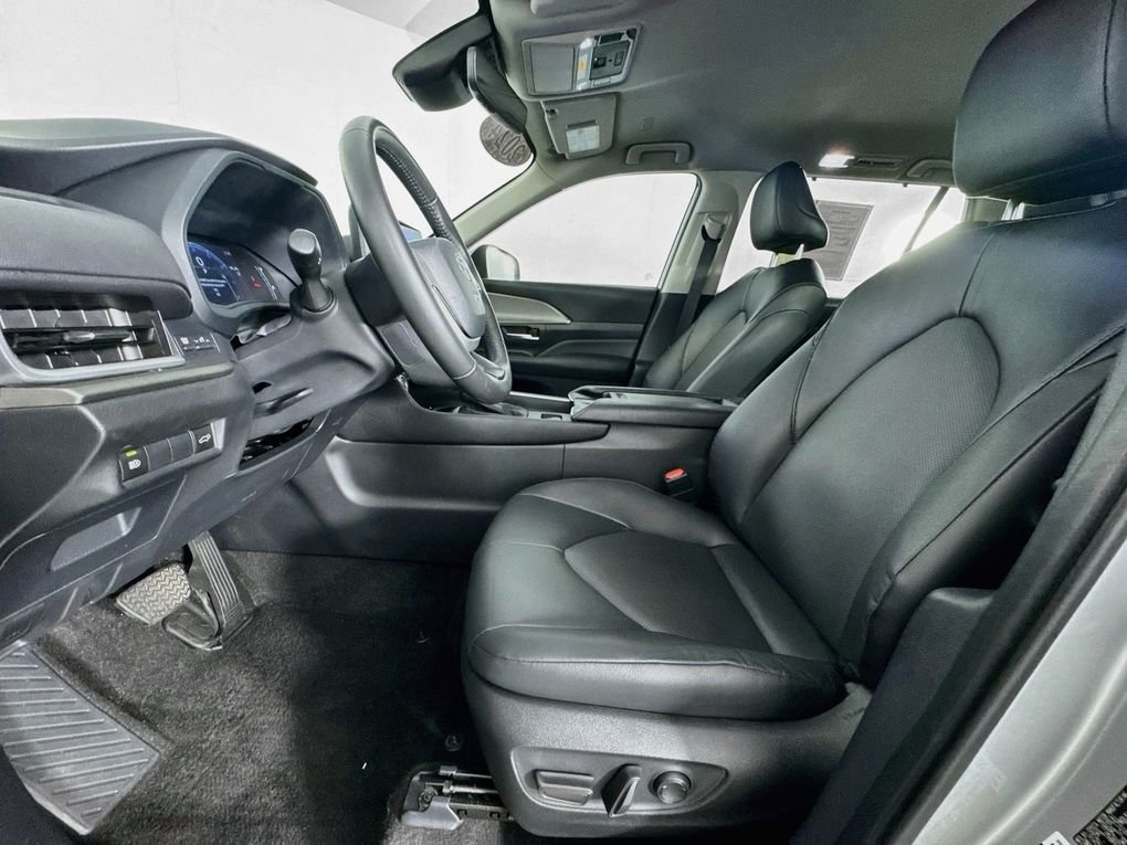Used 2024  Toyota XLE image 12