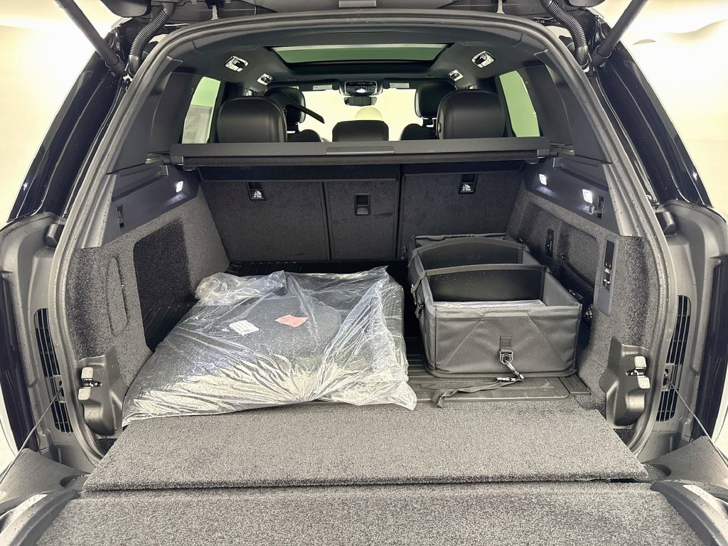 New 2027 Santorini Black Land Rover SE image 28